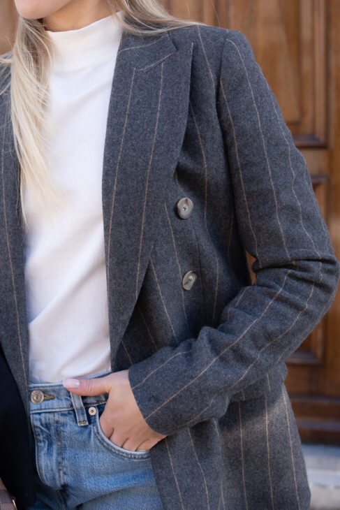 Wool blazer with beige stripes and t-shirt in ecru colour