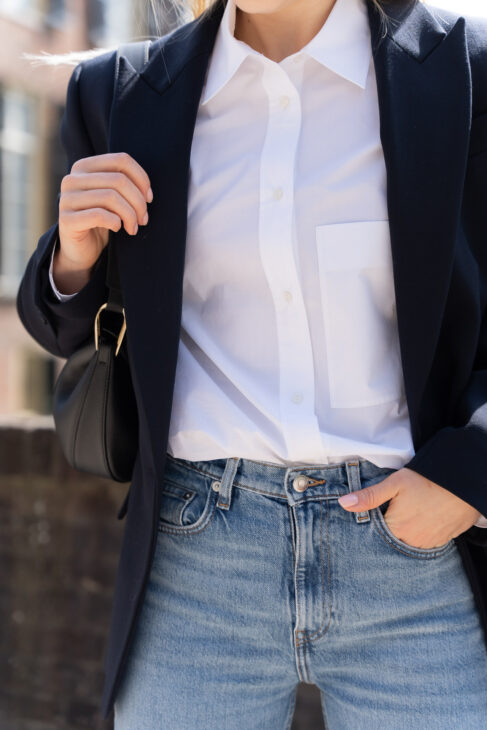Outfit made out of white poplin shirt, navy-blazer and arket jeans